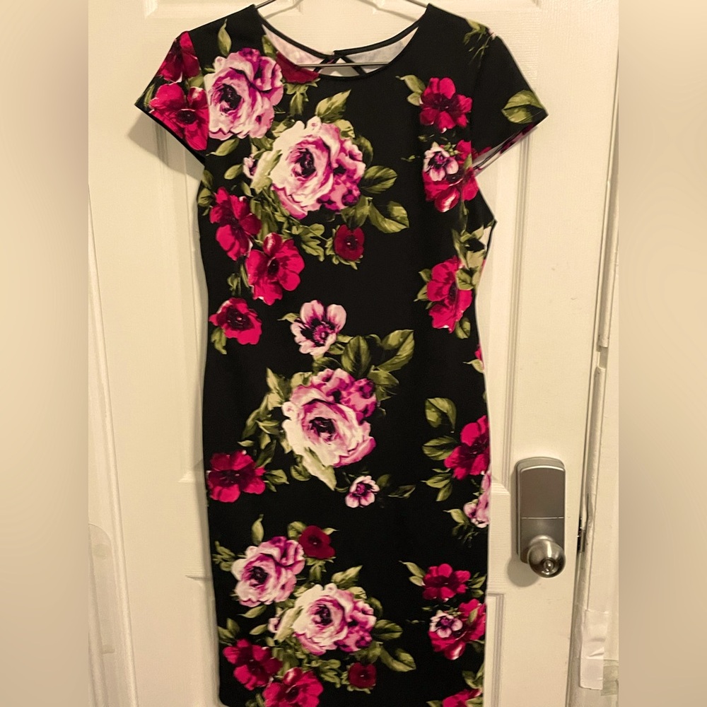 Black fitted dress
Size 16